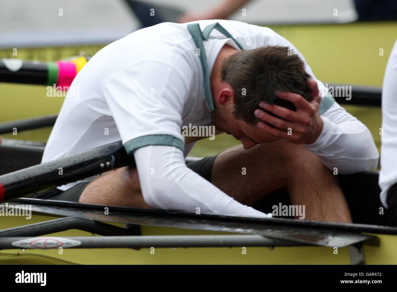 Canottaggio - la 149a gara di barche - Oxford contro Cambridge. Un membro sconsolato dell'equipaggio di Cambridge dopo Oxford li ha battuti a piedi per vincere la 149° gara Foto Stock