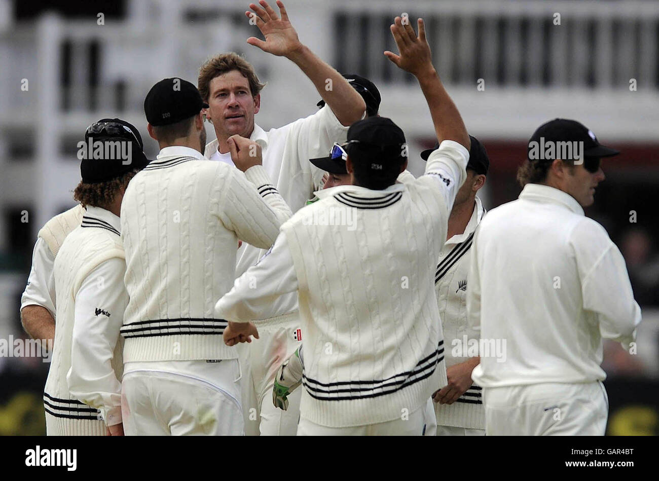 Jacob Oram della Nuova Zelanda celebra il wicket di Andrew Strauss in Inghilterra durante il primo test match di Npower a Lord's, Londra. Foto Stock