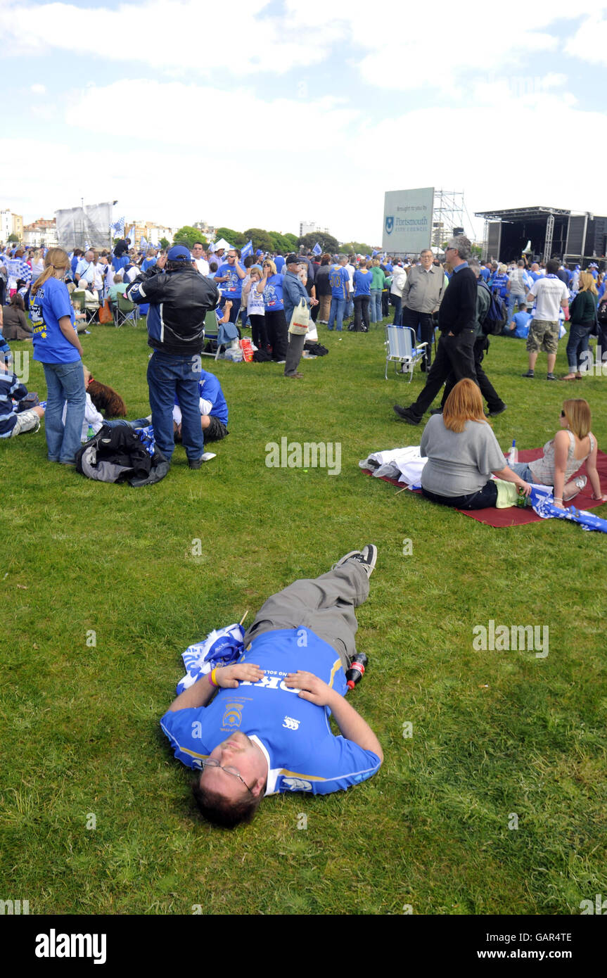 Calcio - Parata della Vittoria di Portsmouth - Portsmouth. Un fan di Portsmouth si rilassa sul Southsea Common durante una sfilata a Portsmouth. Foto Stock