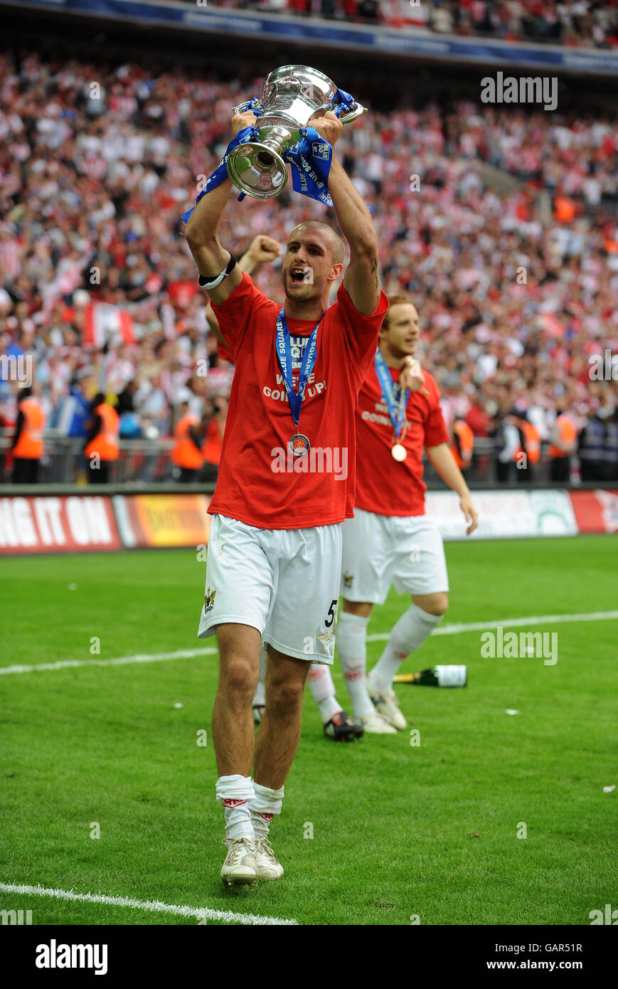 Play Off - finale - Exeter City / Cambridge United - Stadio di Wembley. Il capitano di Exeter City dan Seaborne con il trofeo finale della Blue Square Premier League Play Off Foto Stock