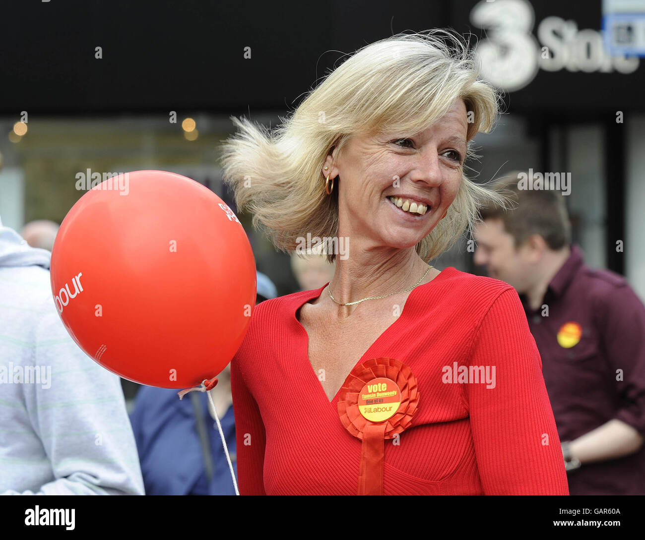 Il candidato del Partito laburista Tamsin Dunwoody incontra i potenziali elettori a Crewe, prima delle elezioni di domani. Foto Stock