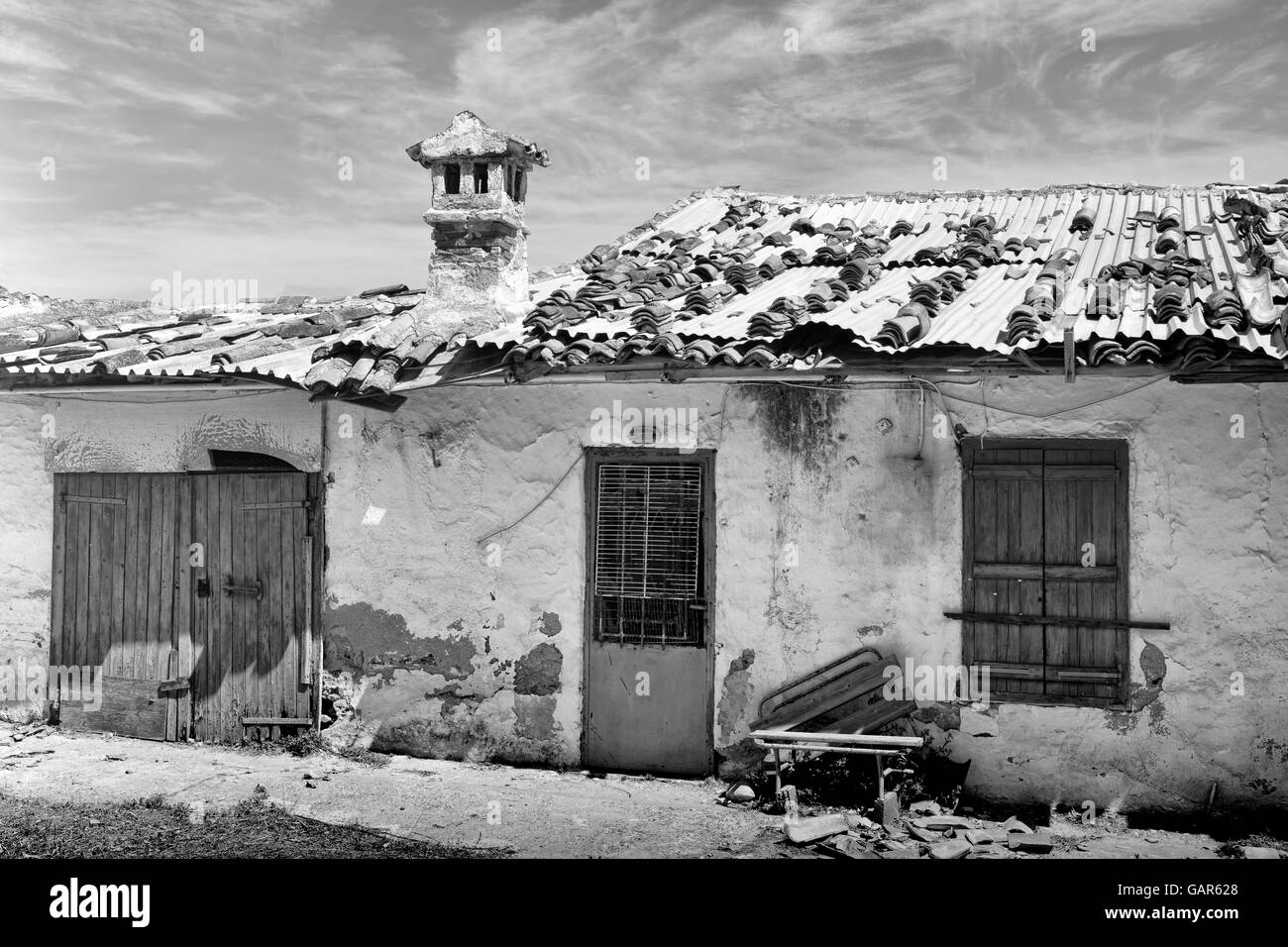 In bianco e nero girato di una casa abbandonata a Creta Grecia Foto Stock