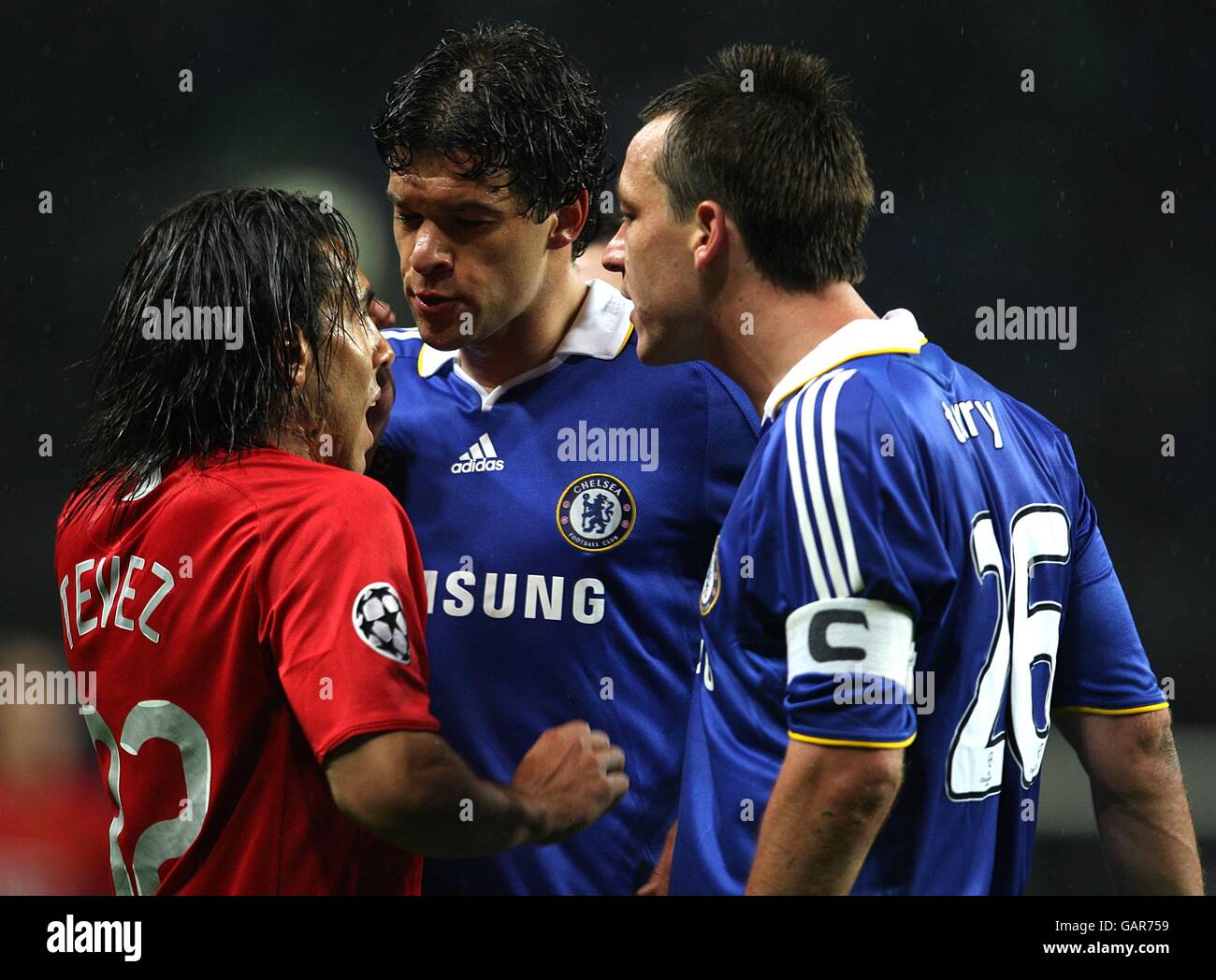 Carlos Tevez (l) di Mancheser United argomenta con Michael Ballack di Chelsea c) e il capitano John Terry Foto Stock