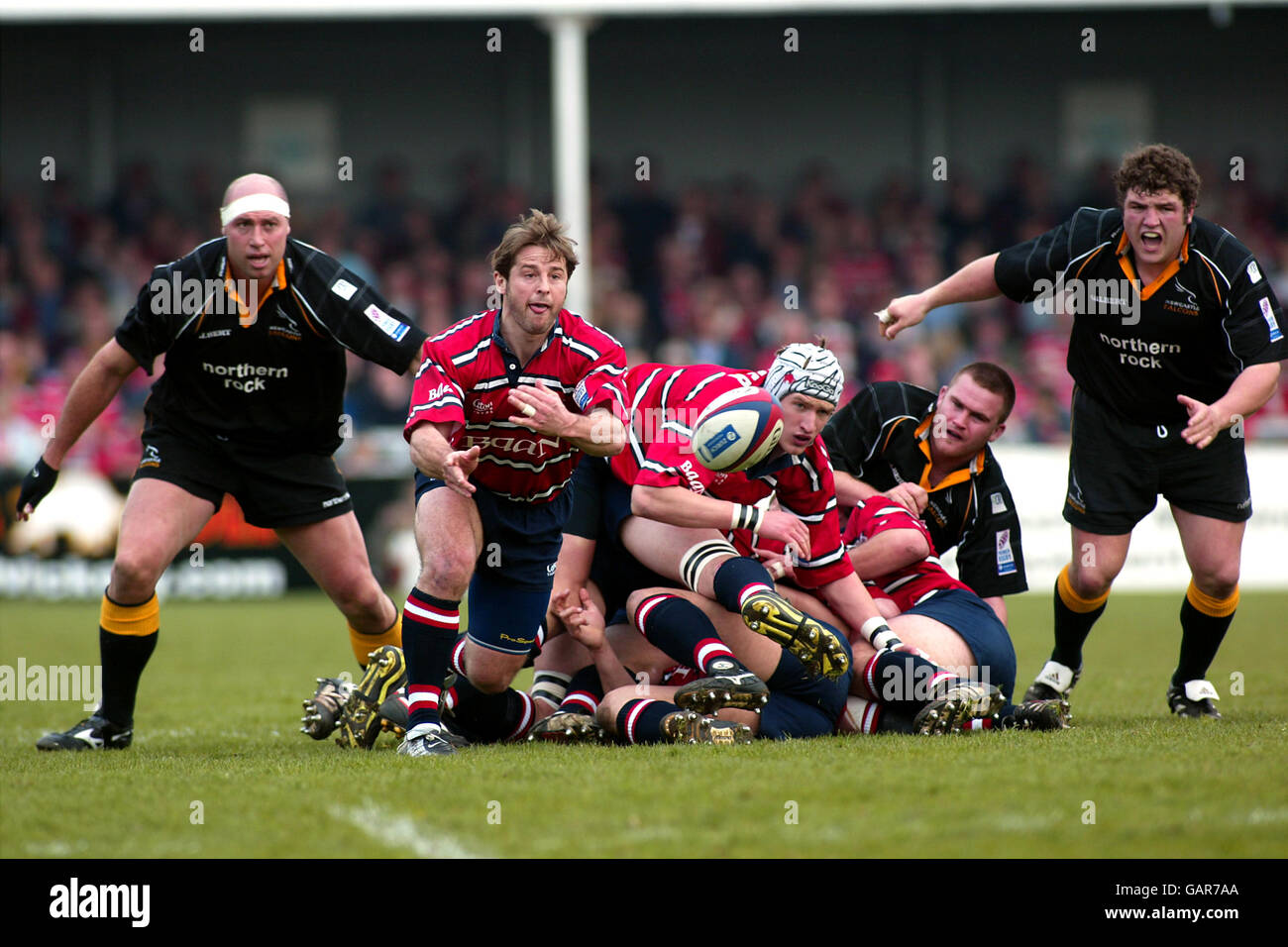 Andy Gomarsall di Gloucester mantiene la palla in movimento durante una stretta Combaci con i falchi di Newcastle Foto Stock