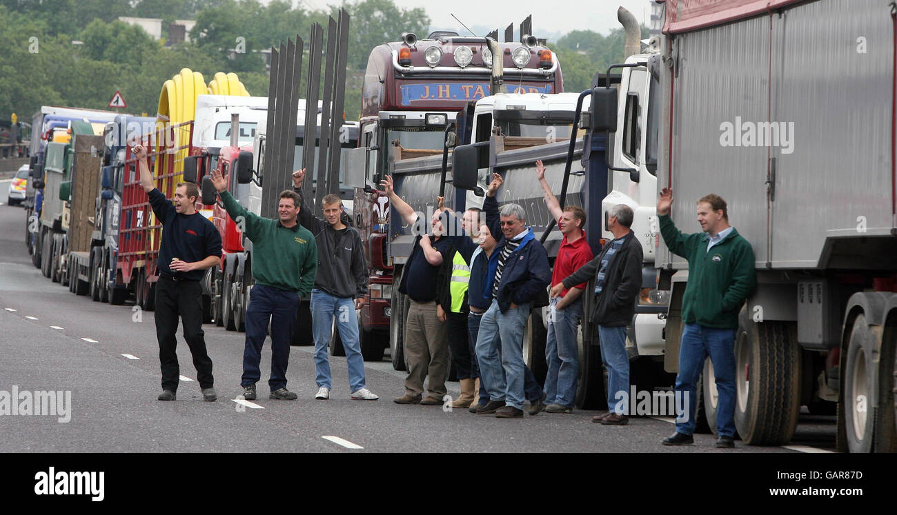 La protesta dei conducenti di autocarri contro il carburante. I camionisti hanno parcheggiato sull'onda A40 agli automobilisti di passaggio mentre protestano per l'aumento del prezzo del carburante. Foto Stock