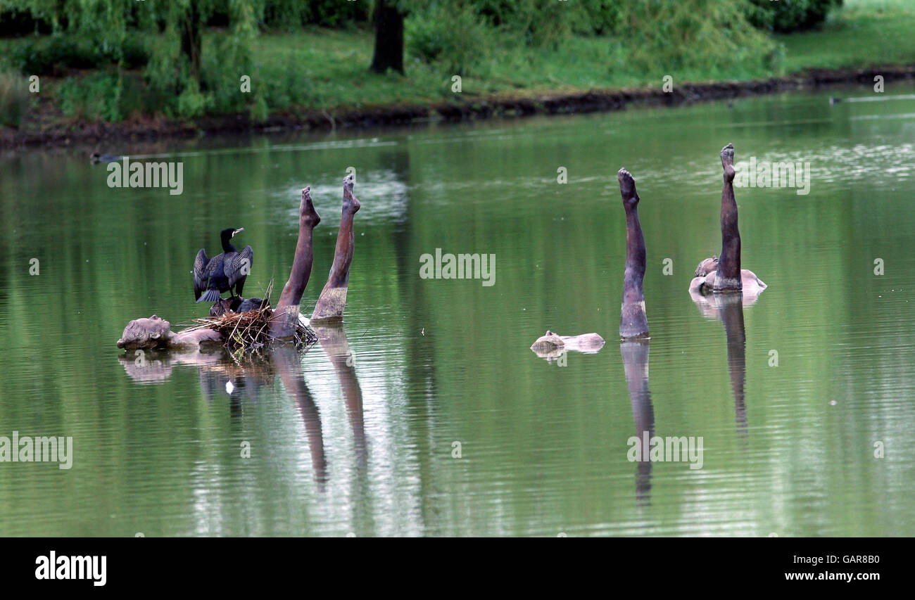 Gli uccelli nidificano su una statua di un nuotatore sincronizzato a Stockley Park, West Drayton, Middlesex. Foto Stock