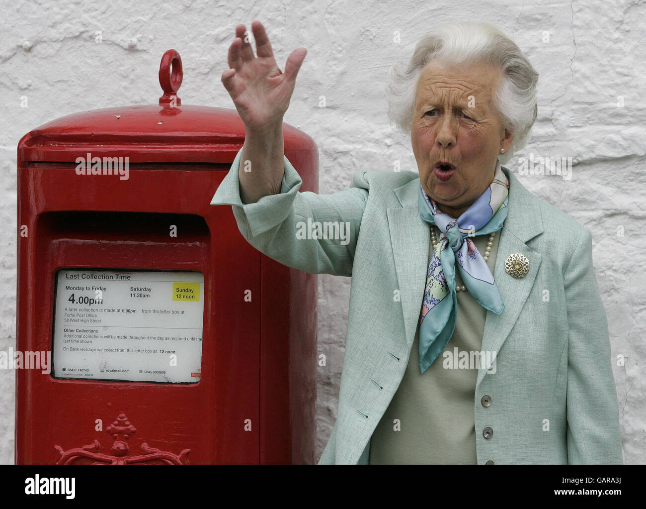 Mary Dowager, contessa di Strathmore, dirige una protesta per la chiusura dell'Ufficio postale di Glamis ad Angus. Foto Stock