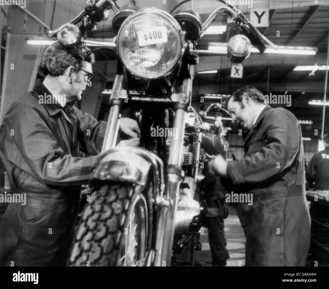 Gli uomini sono di nuovo al lavoro su motociclisti presso l'ex fabbrica Norton Villiers Triumph dove è stata formata una cooperativa di lavoratori. Più di 300 uomini ripresero il lavoro, una forza lavoro di 2,000 era precedentemente impiegata. Foto Stock