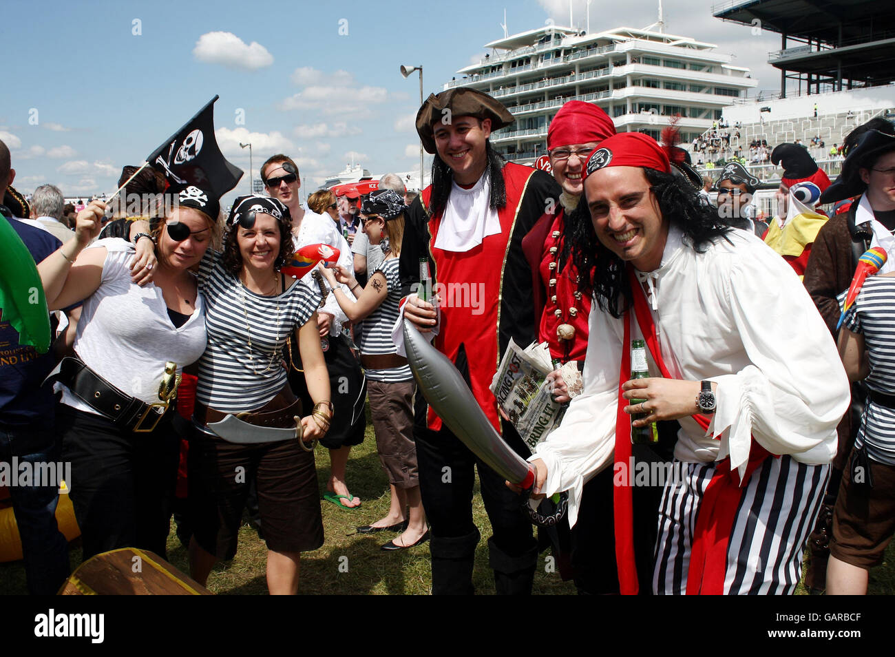I racegoisti si vestono come pirati all'ippodromo di Epsom Downs, Surrey. Foto Stock