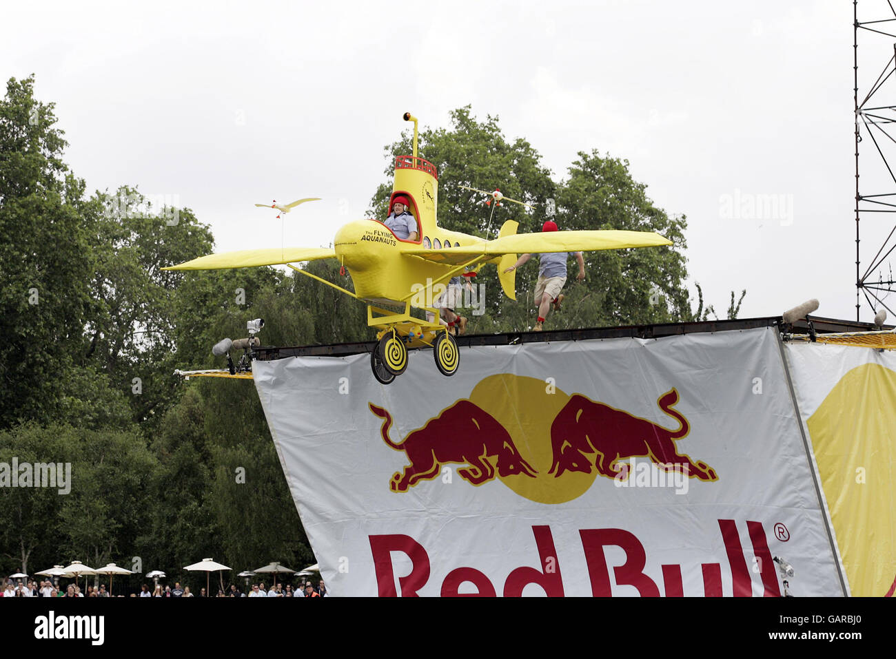 Il team Flying Aquanauts lancia la propria macchina volante nel Serpentine Lake di Hyde Park, Londra, in occasione del concorso Red Bull Flugtag London 2008. Foto Stock