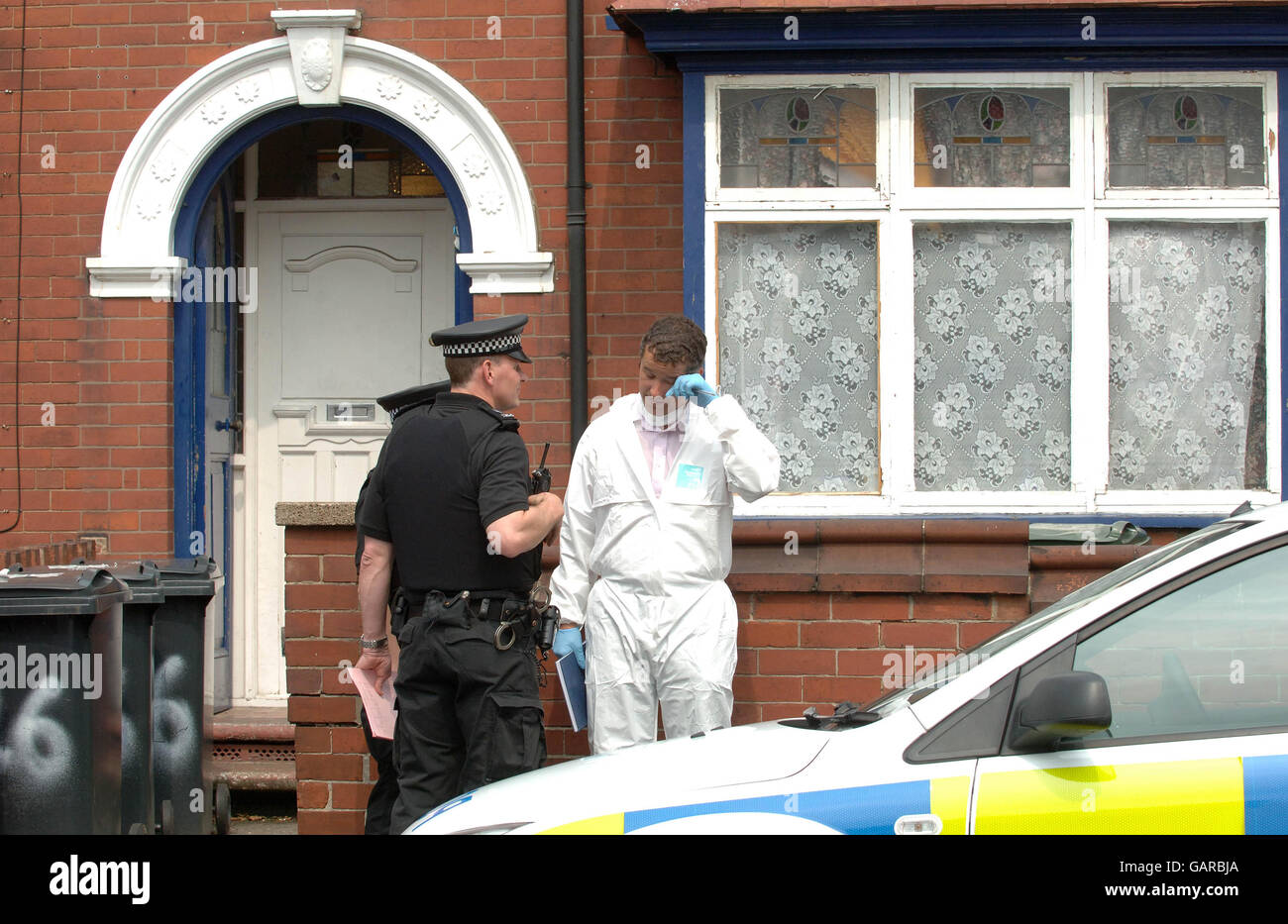 Gli ufficiali di polizia si trovano all'esterno di una casa su Bainbridge Road, Balby, Doncaster, nello Yorkshire meridionale, dove un uomo di 19 anni è stato pugnalato. Foto Stock