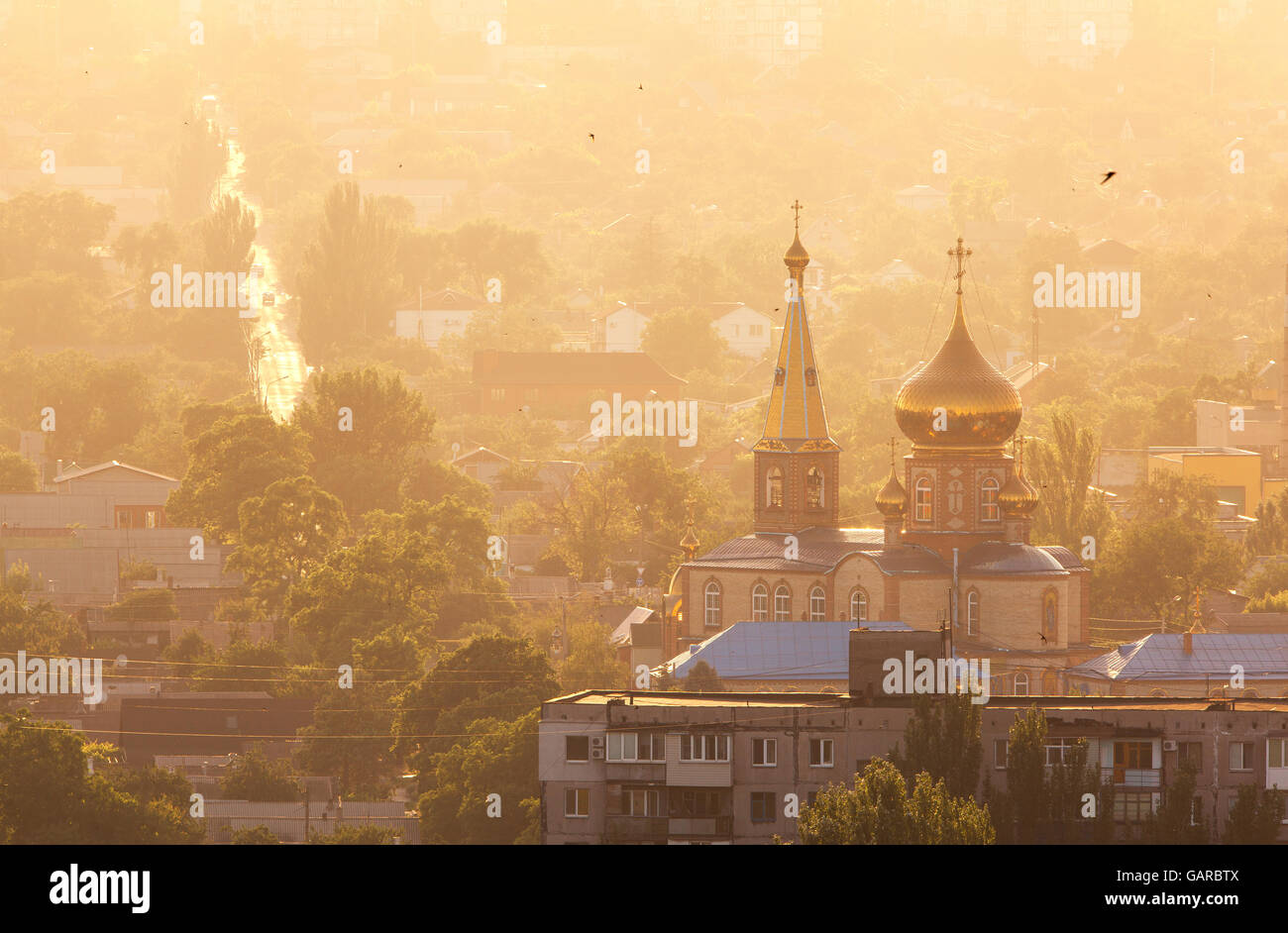 Bellissima la chiesa al tramonto colorato in Ucraina Foto Stock