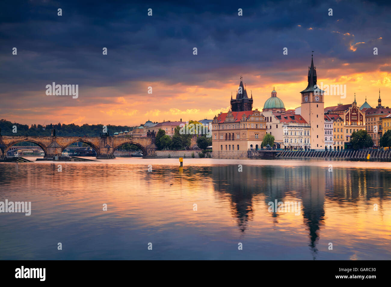 Praga. immagine del lungofiume di Praga e Ponte Carlo, con la riflessione della città nel fiume Moldava. Foto Stock