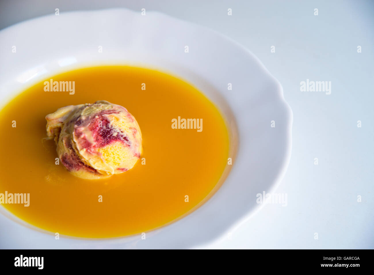 Mango e gelato al lampone nel succo di mango. Foto Stock