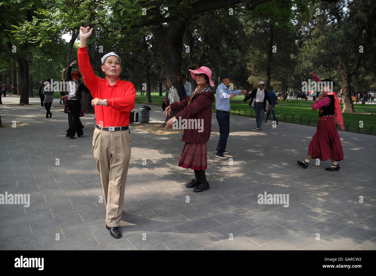 Anziani cinese di uomini e donne di ballare per divertimento nel Tempio del Cielo Park. Pechino, Cina. 25.04.2016. Foto Stock