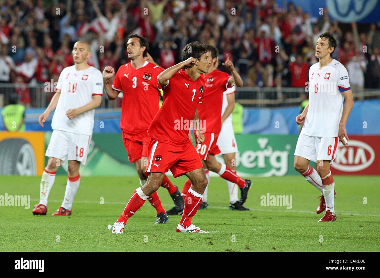 L'austriaco Ivica Vastic (al centro) festeggia la sua posizione di equalizzazione obiettivo dal punto di penalità Foto Stock