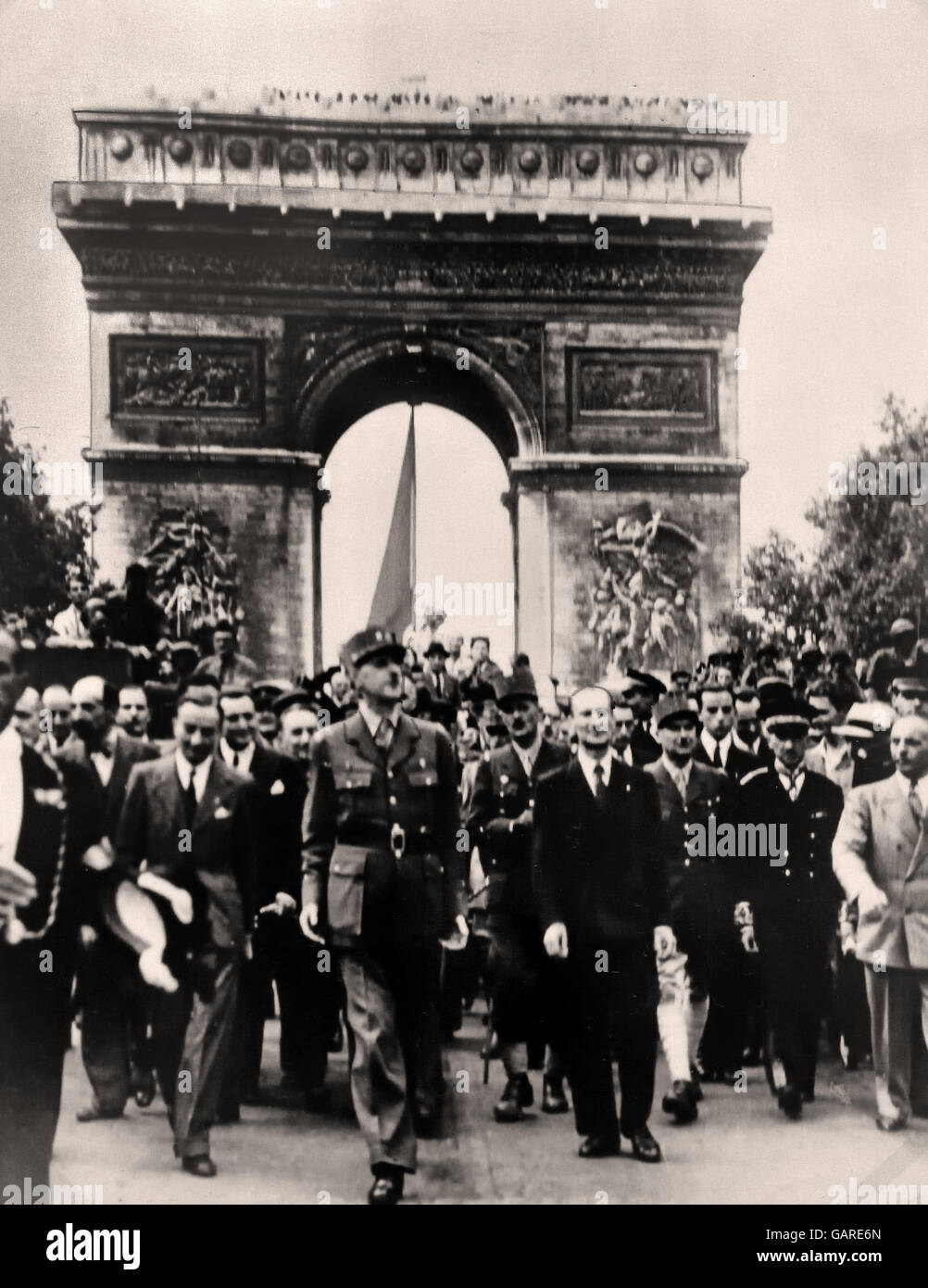 Il presidente Charles de Gaulle marciando in parigi - Arc de Triomphe 25 agosto 1944 Francia ( Seconda Guerra Mondiale 2 II 1949- 1945 Germania Nazista ) Foto Stock