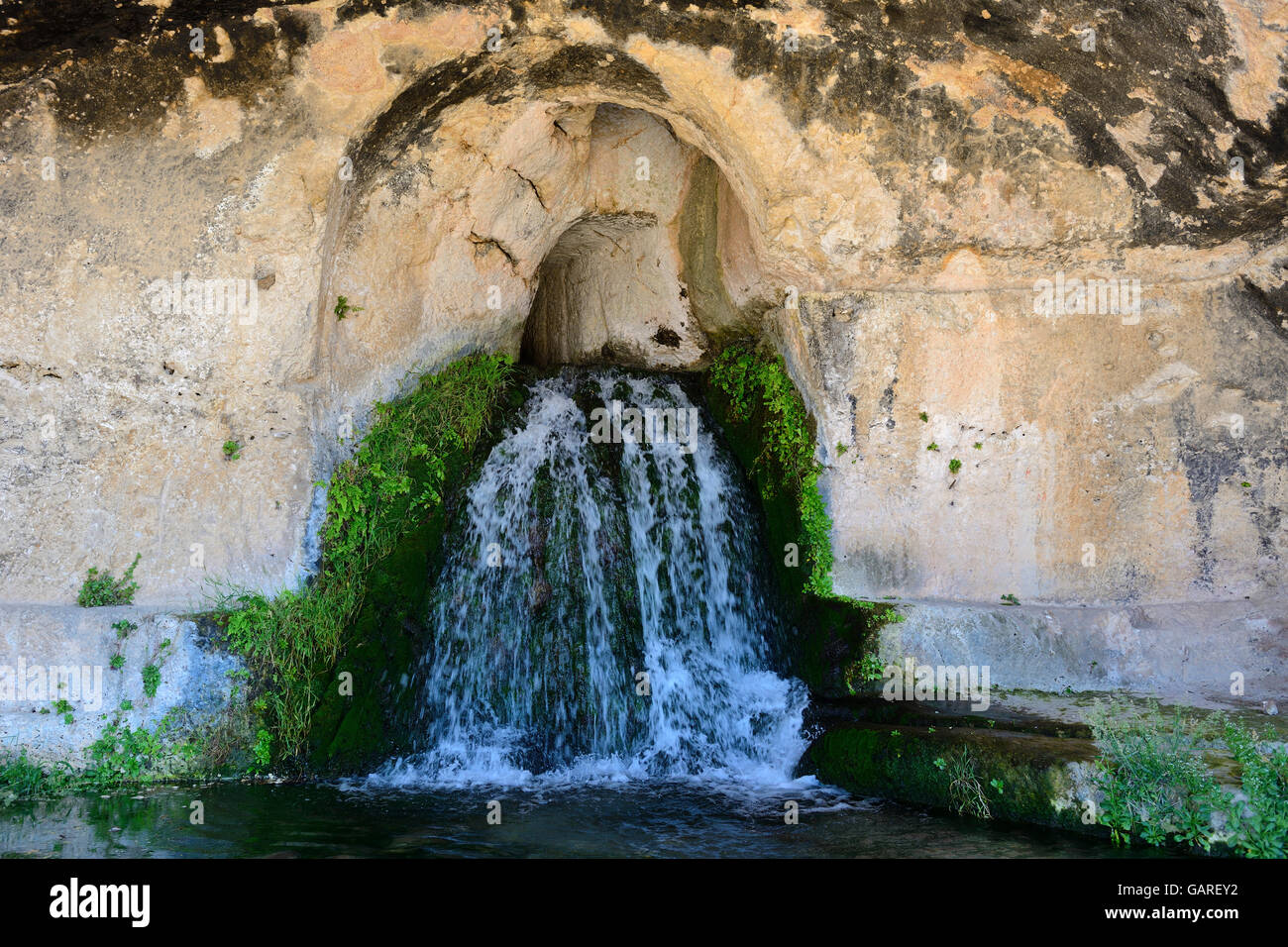 La fontana del Ninfeo nella terrazza superiore del teatro greco di Neapolis zona archeologica, Siracusa, Sicilia, Italia Foto Stock