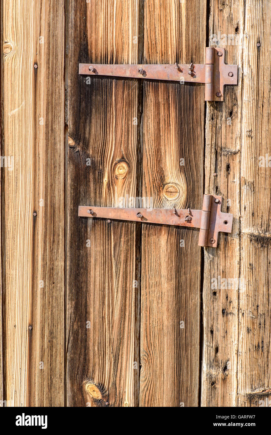Vecchio sbiadito e legno stagionato con due arrugginita cerniere in metallo. Copia area spazio per il disegno di testo. Foto Stock