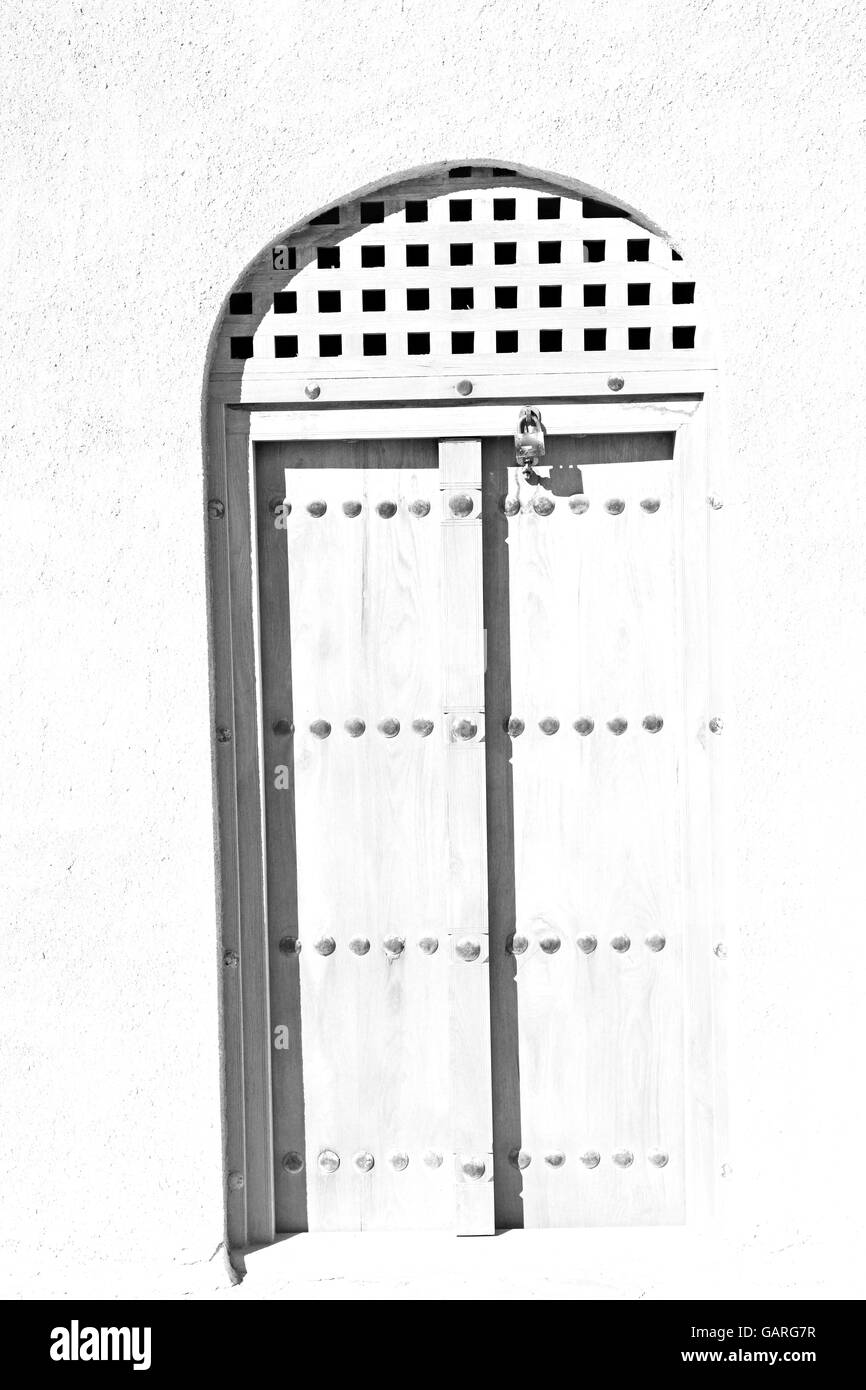 Oman vecchia porta di legno e la parete della casa Foto Stock