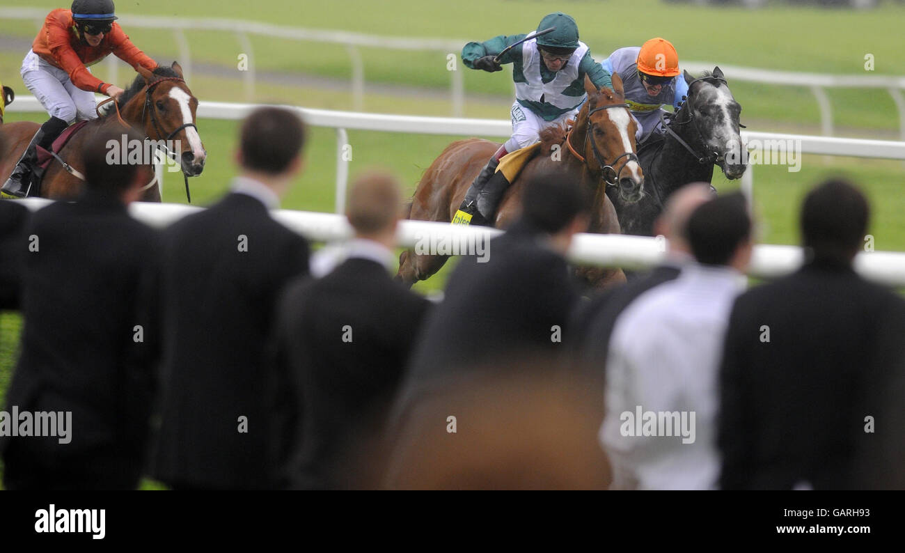 Baby Strange e Jim Crowley (cappello arancione) si avvicinano a casa per battere Holbeck Ghyll e Francis Norton per vincere l'handicap totetentofollow.co.uk durante il Juddmonte Lockinge Day all'ippodromo di Newbury. Foto Stock