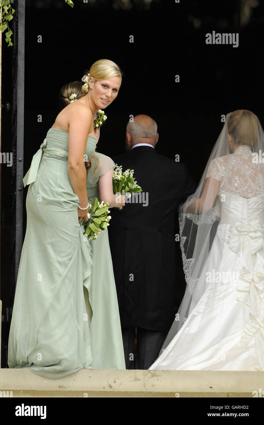 Zara Phillips (a sinistra) arriva per il matrimonio di suo fratello Pietro con Kelly d'autunno alla St George's Chapel, Windsor, presso la St George's Chapel, Windsor. Foto Stock
