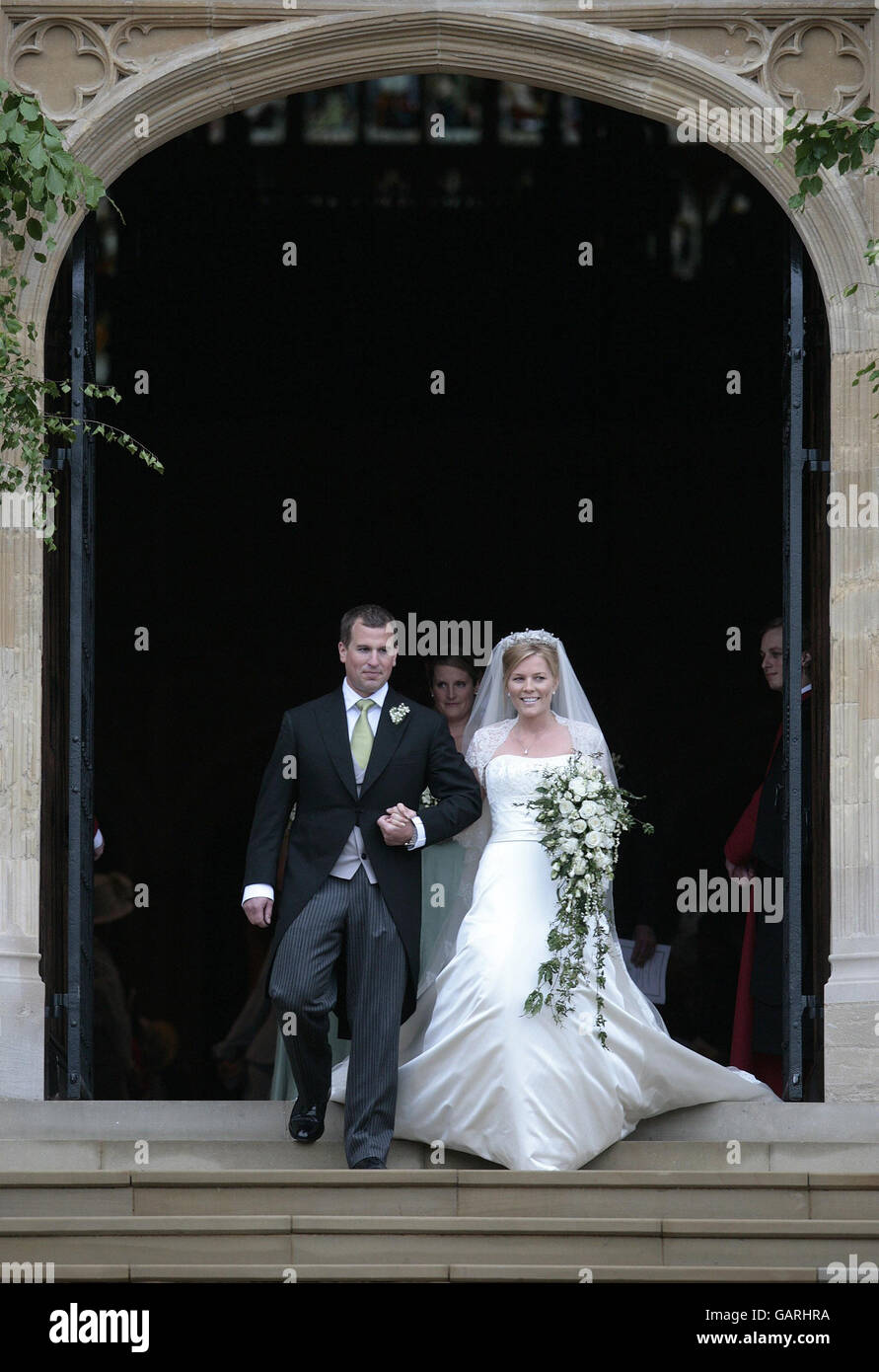 Peter Phillips, il nipote più anziano della regina Elisabetta II e della gelatina d'autunno canadese lasciano la cappella di San Giorgio a Windsor, Inghilterra, dopo la cerimonia di matrimonio. . Foto Stock