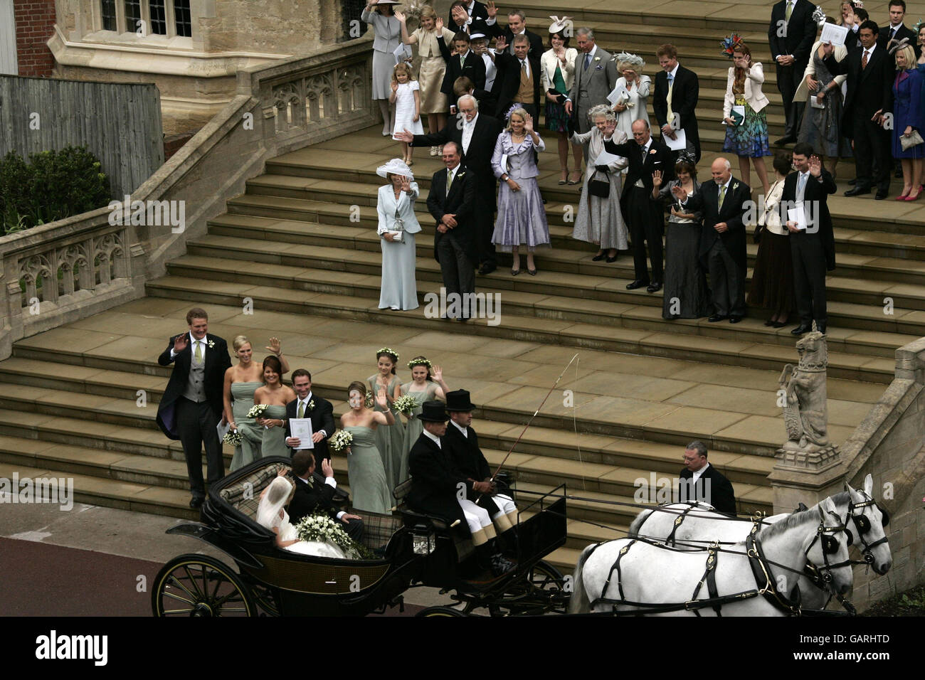 Peter Phillips, il nipote più anziano della regina Elisabetta II e della gelatina d'autunno canadese lasciano la cappella di San Giorgio a Windsor, Inghilterra, dopo la cerimonia di matrimonio. Foto Stock