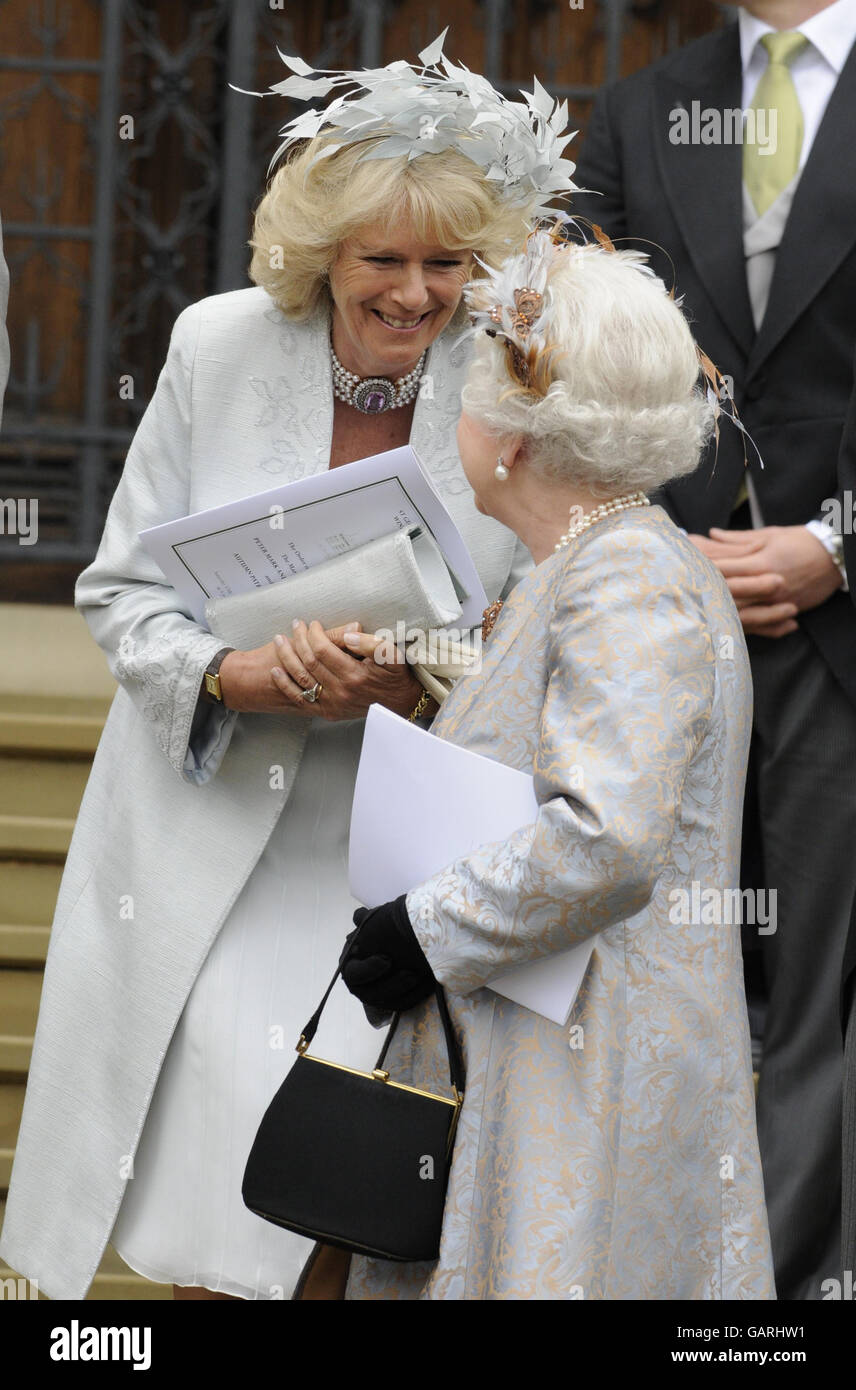 La regina Elisabetta II e la duchessa di Cornovaglia fuori della cappella di San Giorgio a Windsor dopo il matrimonio di Peter Phillips e Kelly d'autunno Foto Stock