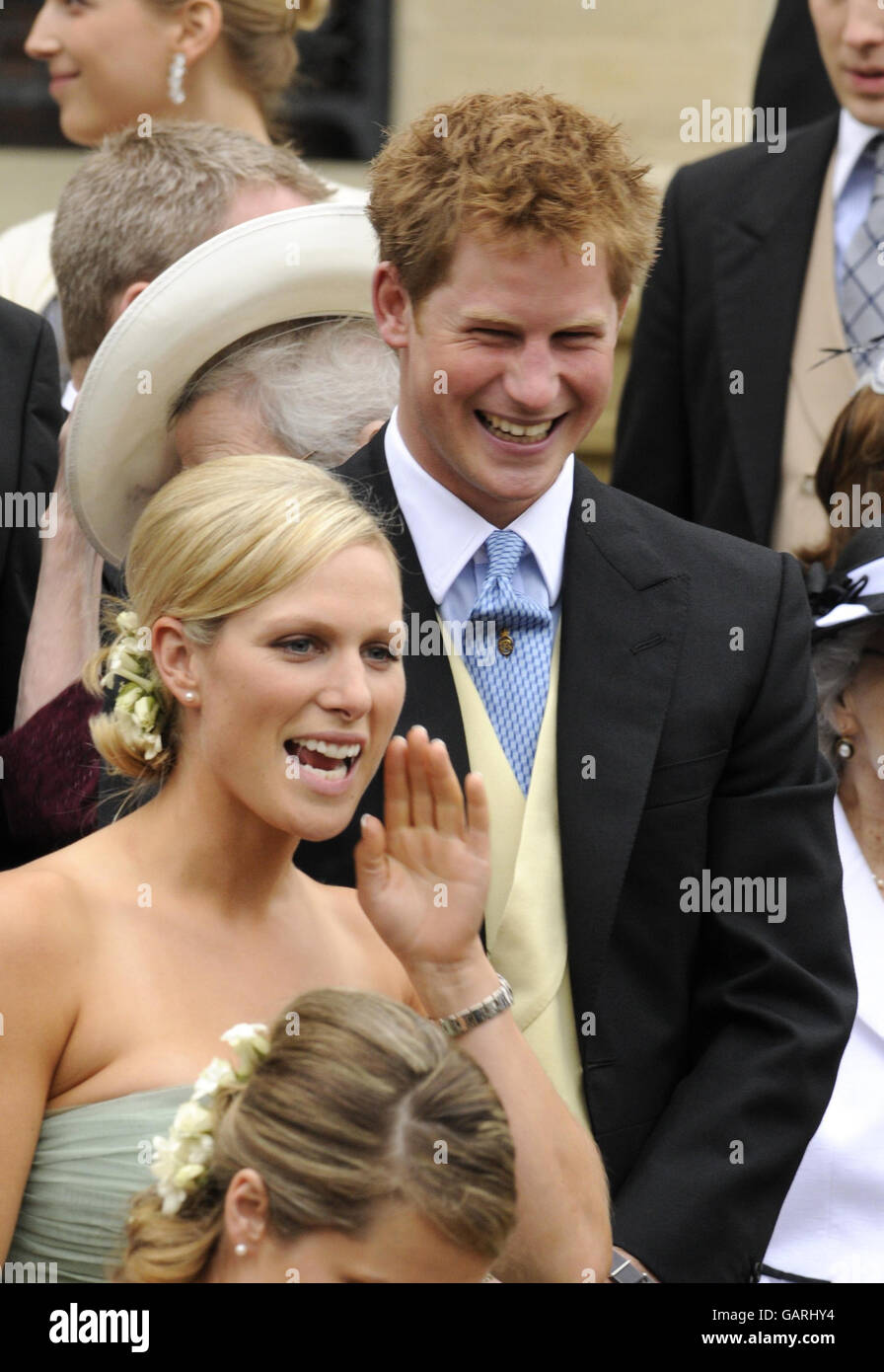 Zara Phillips e il principe Harry fuori della cappella di San Giorgio a Windsor, Inghilterra, dopo la cerimonia di matrimonio di Peter Phillips e Kelly d'autunno. Foto Stock