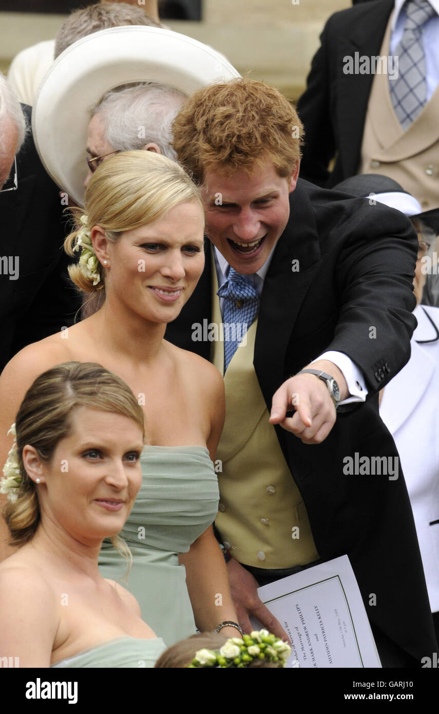 Zara Phillips e il principe Harry fuori della cappella di San Giorgio a Windsor, Inghilterra, dopo la cerimonia di matrimonio di Peter Phillips e Kelly d'autunno. Foto Stock