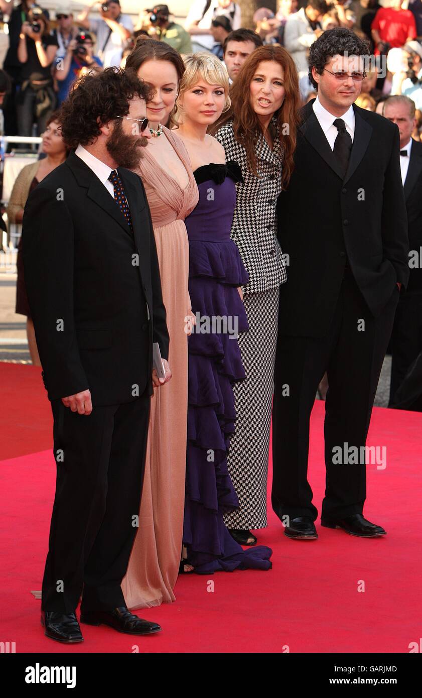 Samantha Morton, Michelle Williams e Catherine Keener arrivano per la proiezione ufficiale di 'Synedoche, New York' al Grand Auditorium Lumiere durante il 61esimo Festival del Cinema di Cannes, Francia. Foto Stock