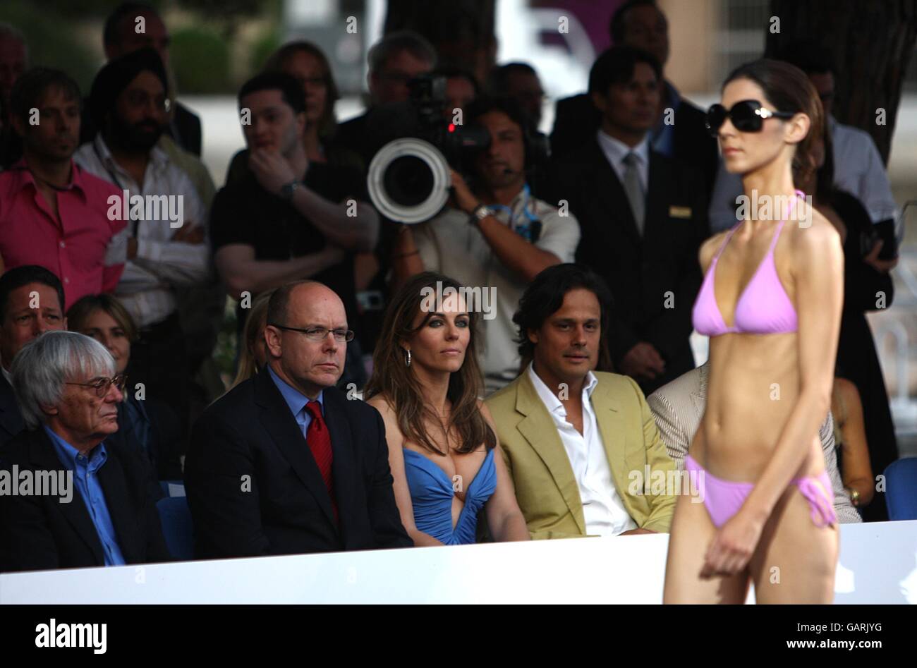 (Da sinistra a destra) Bernie Ecclestone, il Principe Alberto di Monaco, Liz Hurley e Arun Nayar guardano la sfilata di moda al Grand Prix e Fashion Unite all'Amber Lounge, le Meridien Beach Plaza Hotel, Monaco. Foto Stock