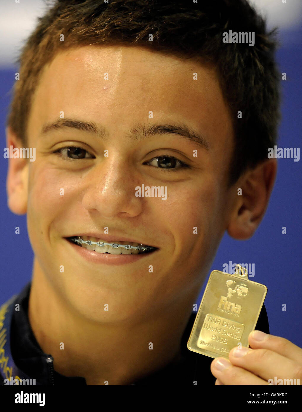 Tom Daley della Gran Bretagna con la medaglia d'oro ha vinto nell'evento Synchro platform durante la fina Diving World Series a Ponds Forge, Sheffield. Foto Stock