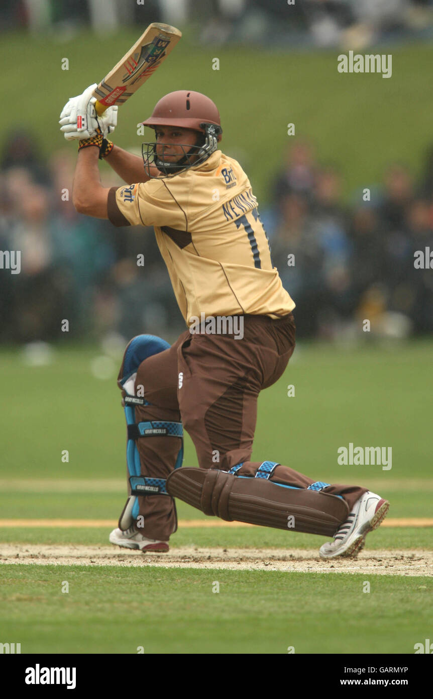 Cricket - Friends Provident Trophy South Group - Surrey / Sussex - Whitgift School. Scott Newman di Surrey guida la palla per quattro corse Foto Stock