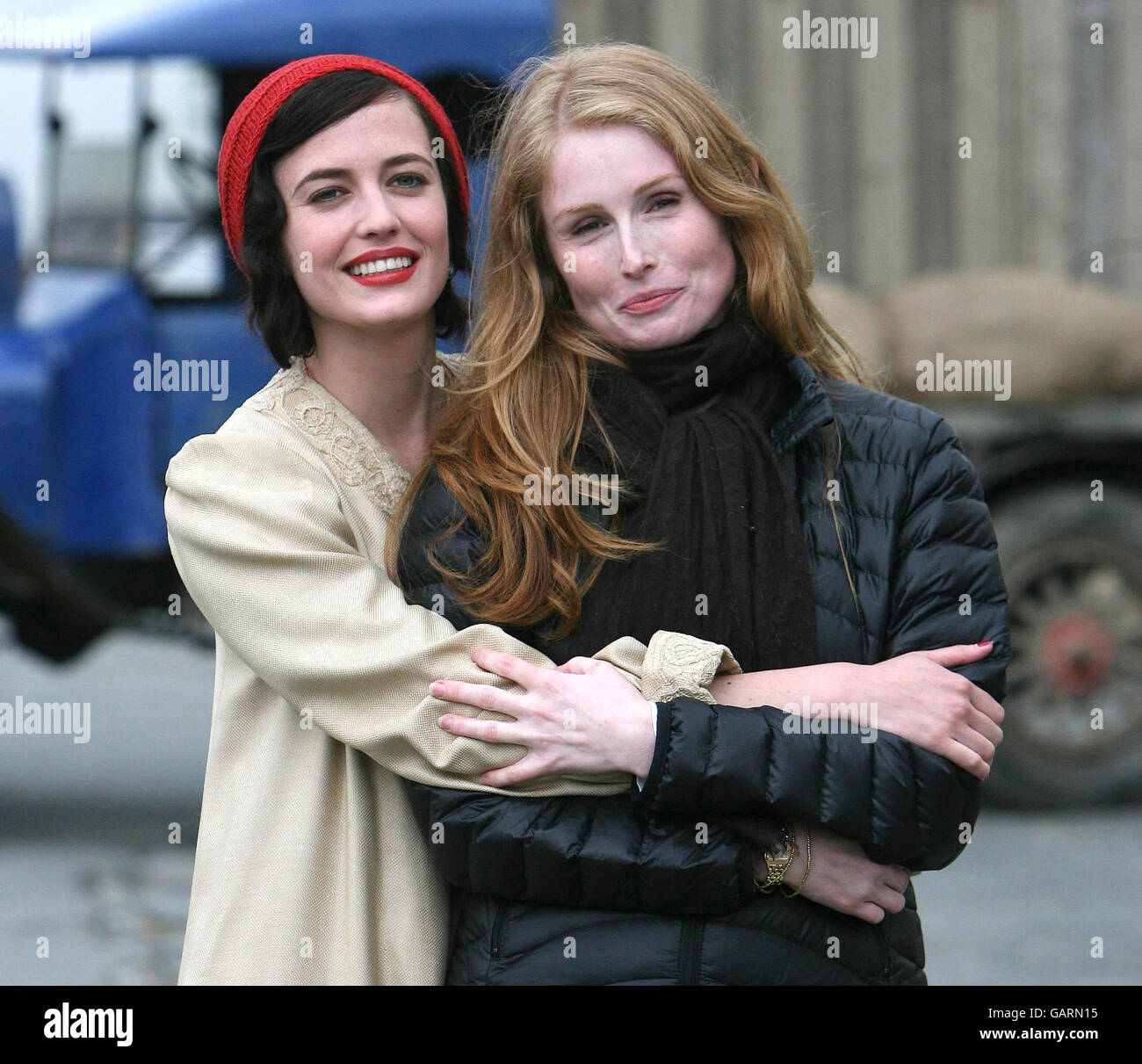 L'attrice Eva Green (a sinistra) è stata raffigurata con il regista Jordan Scott (figlia di Ridley Scott) durante una pausa nelle riprese per il nuovo film 'crepe' a RedCross, County Wicklow, Irlanda. Foto Stock