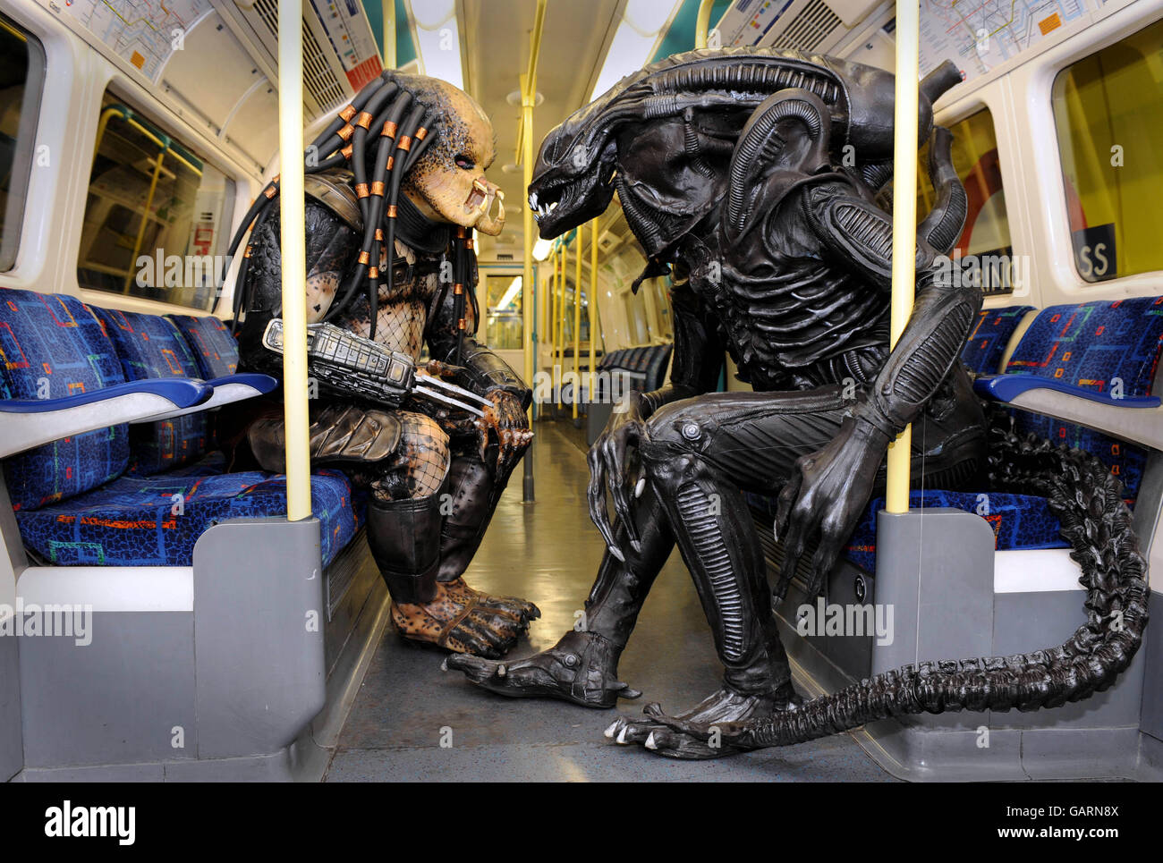 I personaggi in costume di Alien e Predator trascorrono la giornata esplorando Londra prima del lancio di Alien vs. Predator 2: Requiem. Foto Stock