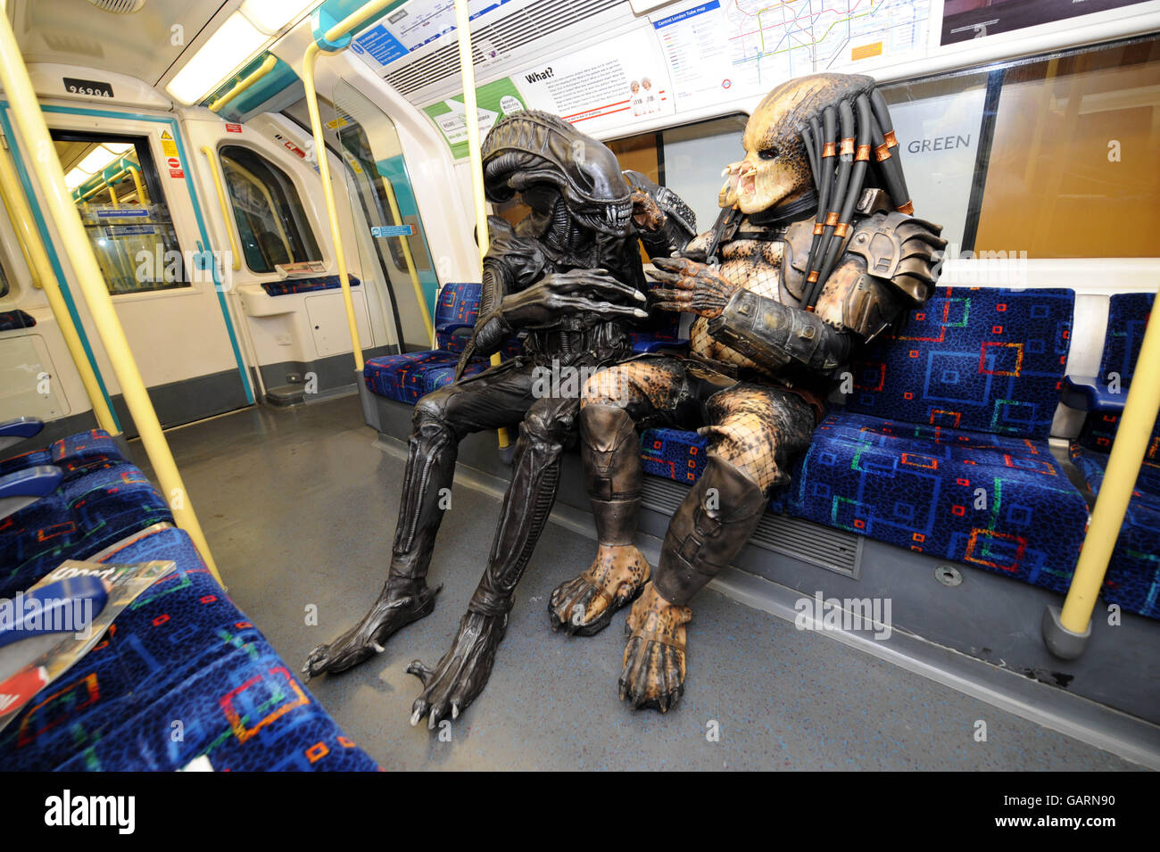 Alien e Predator caratteri come turisti - Londra Foto Stock