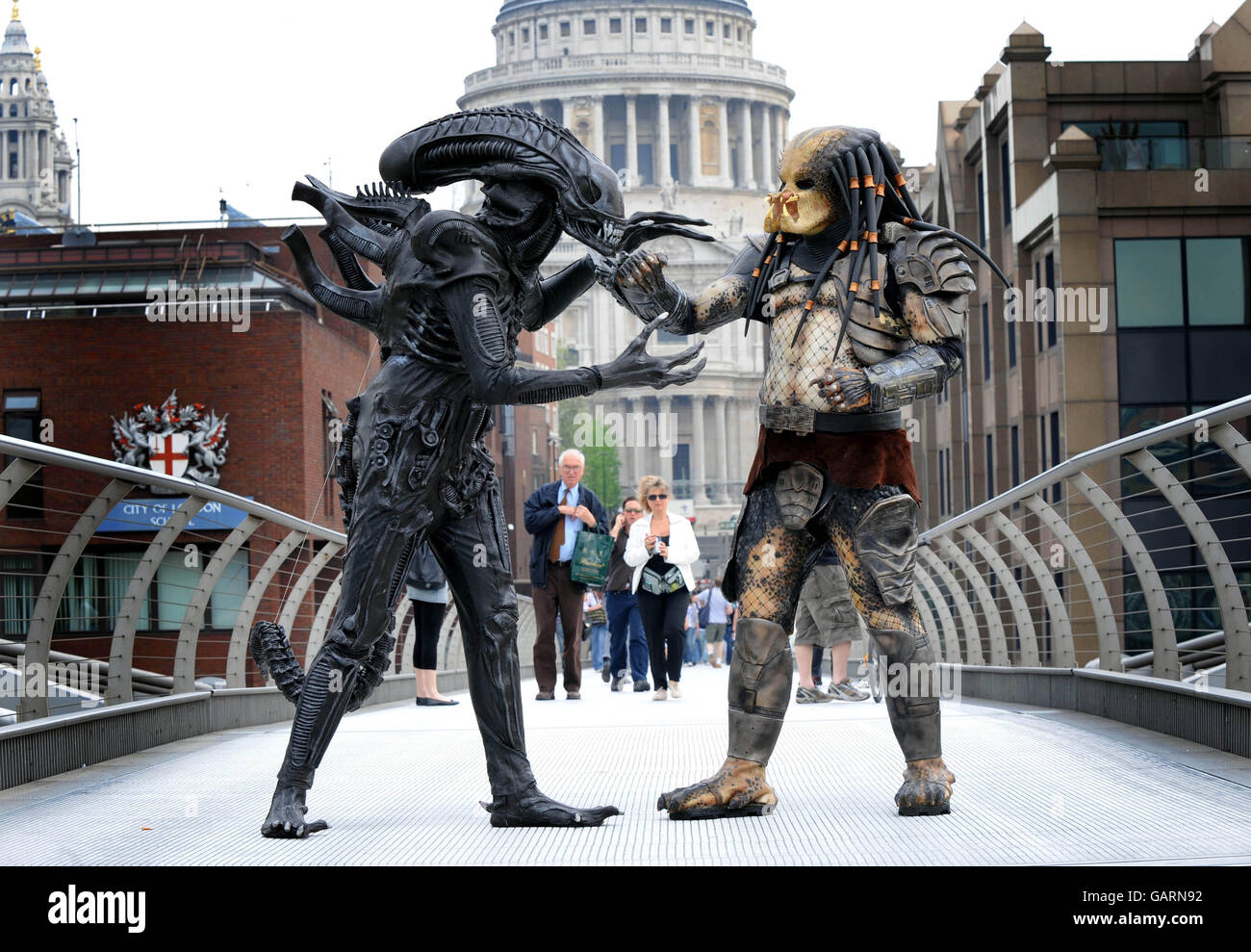 I personaggi in costume di Alien e Predator trascorrono la giornata esplorando Londra prima del lancio di Alien vs. Predator 2: Requiem. Foto Stock