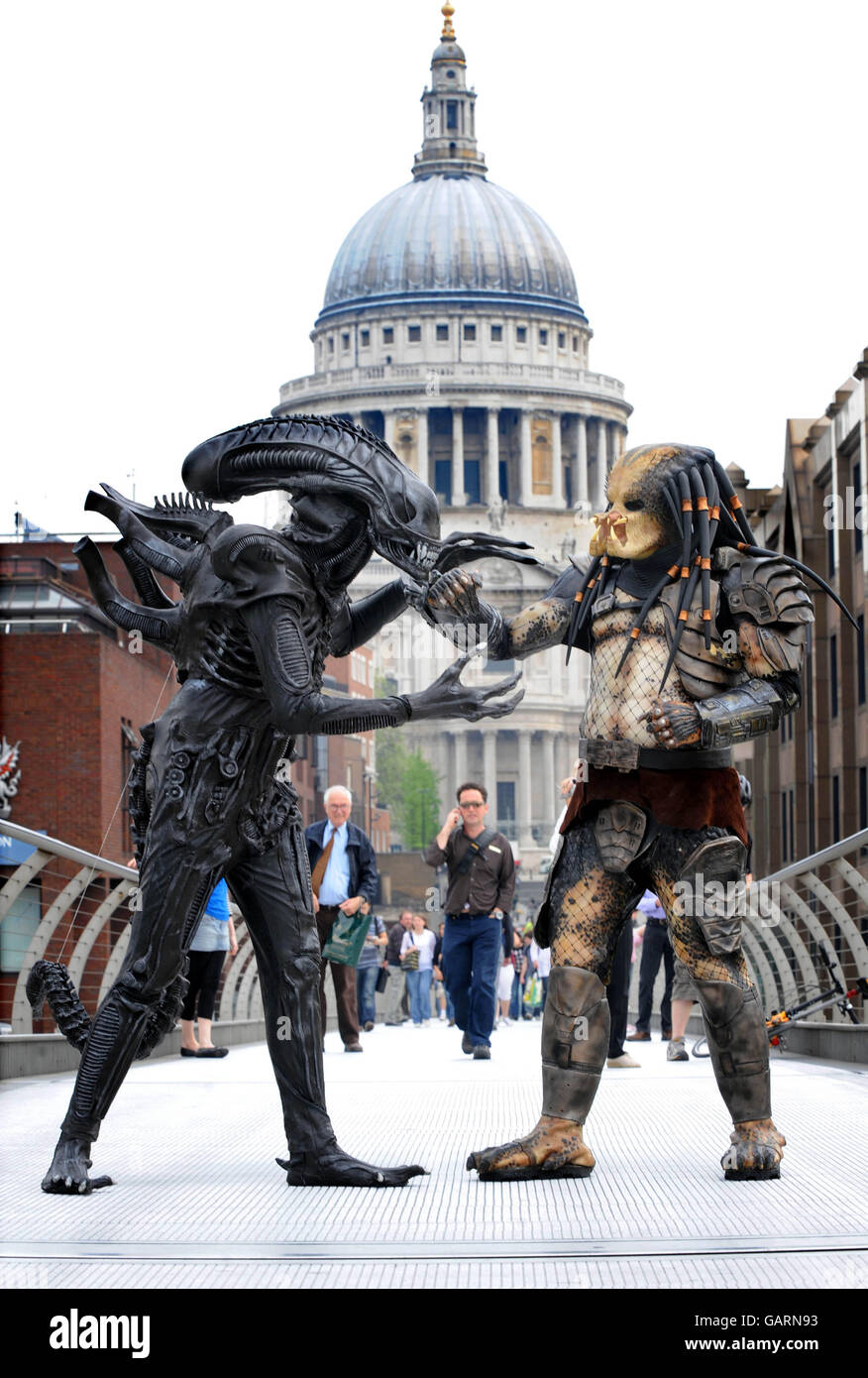 I personaggi in costume di Alien e Predator trascorrono la giornata esplorando Londra prima del lancio di Alien vs. Predator 2: Requiem. Foto Stock