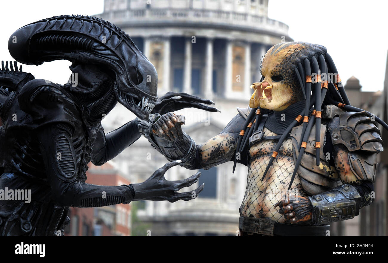Alien e Predator caratteri come turisti - Londra Foto Stock