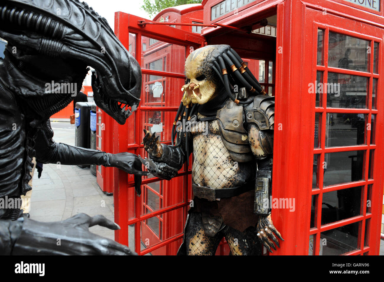 I personaggi in costume di Alien e Predator trascorrono la giornata esplorando Londra prima del lancio di Alien vs. Predator 2: Requiem. Foto Stock