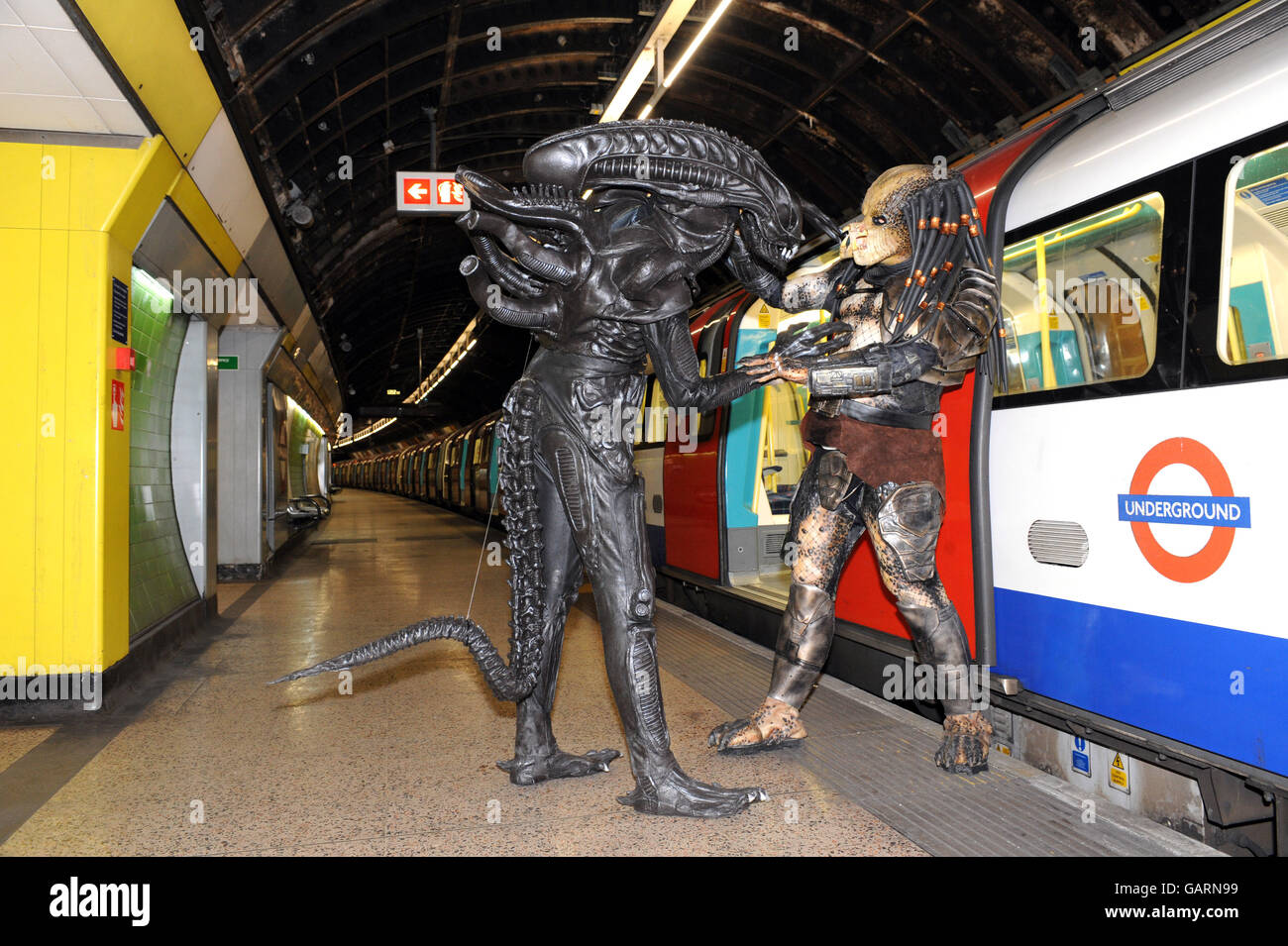 I personaggi in costume di Alien e Predator trascorrono la giornata esplorando Londra prima del lancio di Alien vs. Predator 2: Requiem. Foto Stock