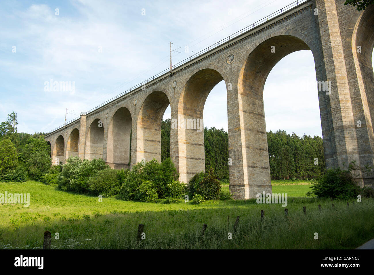 Deutschland, Nordrhein-Westfalen, Paderborn-Neuenbeken, Dune-Viadukt über dem Dunetal, allgemein „Kleiner Viadukt genannt. Foto Stock