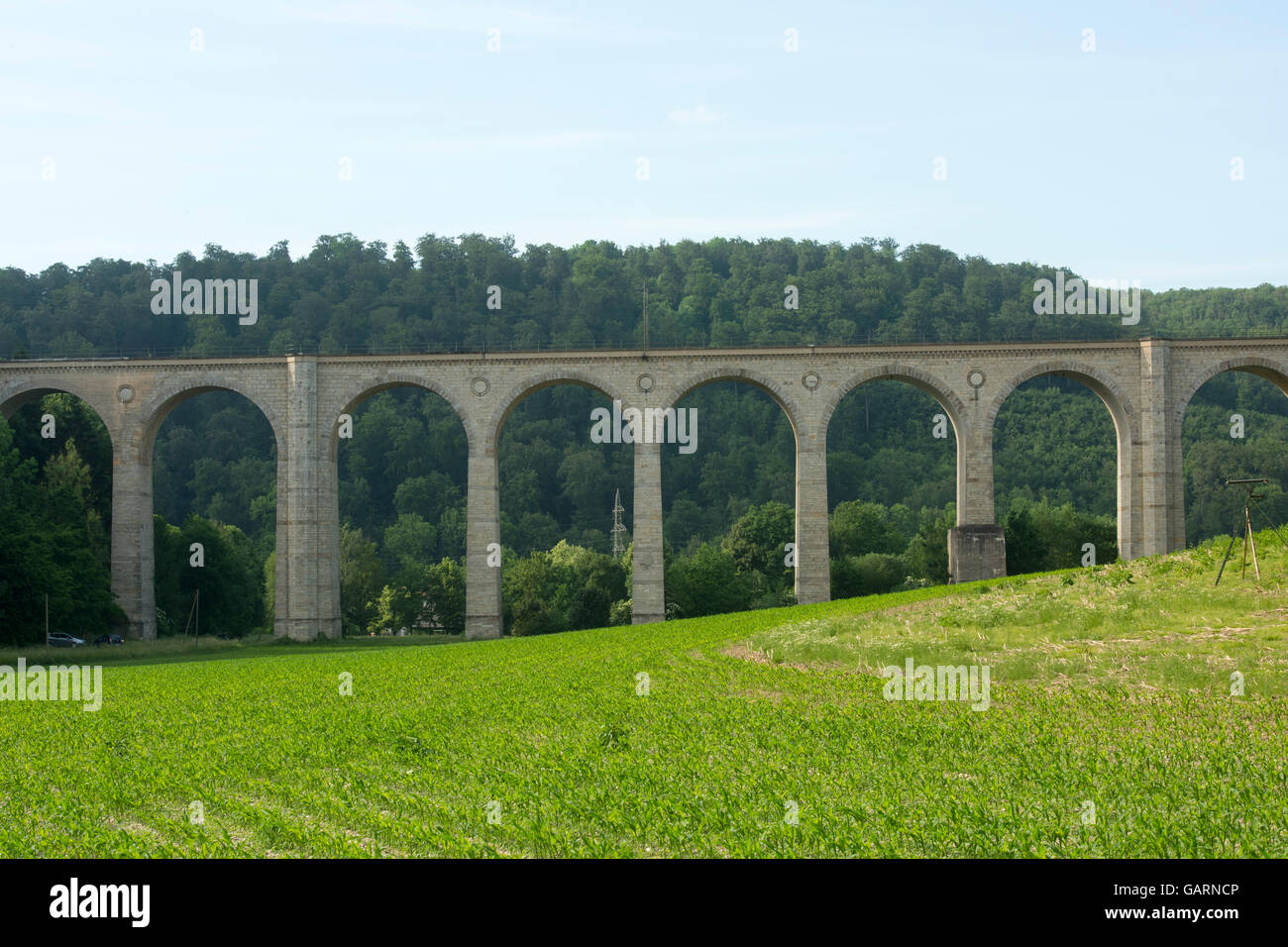 Deutschland, Nordrhein-Westfalen, Paderborn-Neuenbeken, Dune-Viadukt über dem Dunetal, allgemein „Kleiner Viadukt genannt. Foto Stock