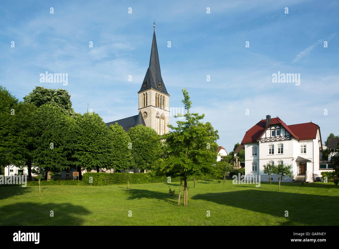 Deutschland, Renania settentrionale-Vestfalia, Altenbeken, Heilig-Kreuz-Kirche Foto Stock