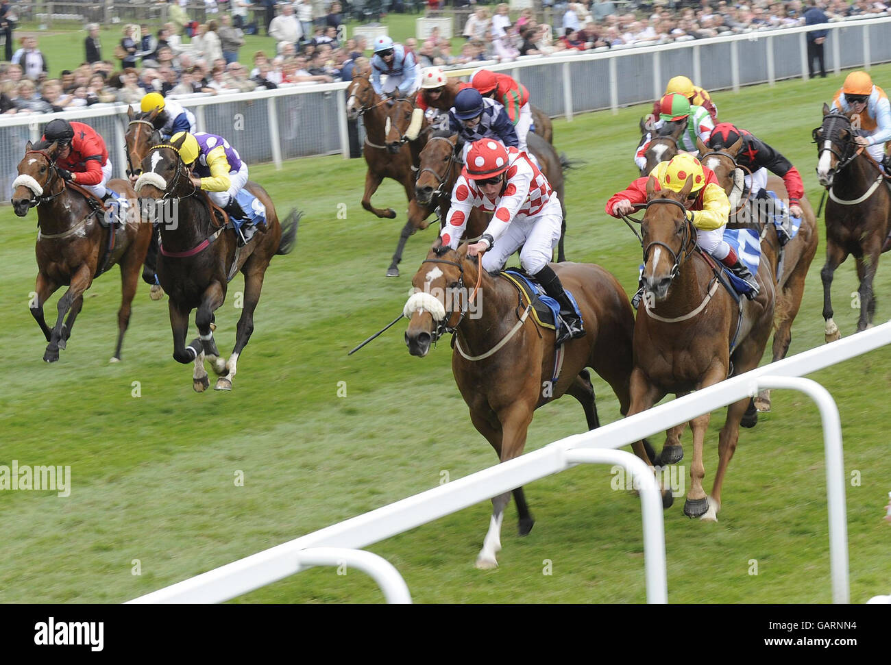 Corse ippiche - Ippodromo di York. Stolt e Ashley Hamblett (rosso e bianco) sulla strada per vincere la GWP Architects Stakes presso l'ippodromo di York. Foto Stock