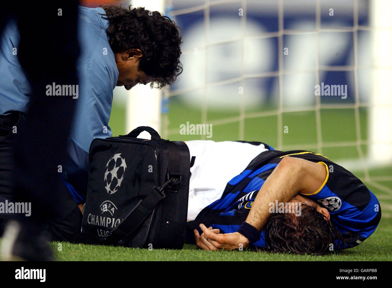 Calcio - UEFA Champions League - Quarter Final - seconda tappa - Valencia v Inter Milan. Christian Vieri di Inter Milan è aiutato dal fisico a seguito di una brutta sfida Foto Stock