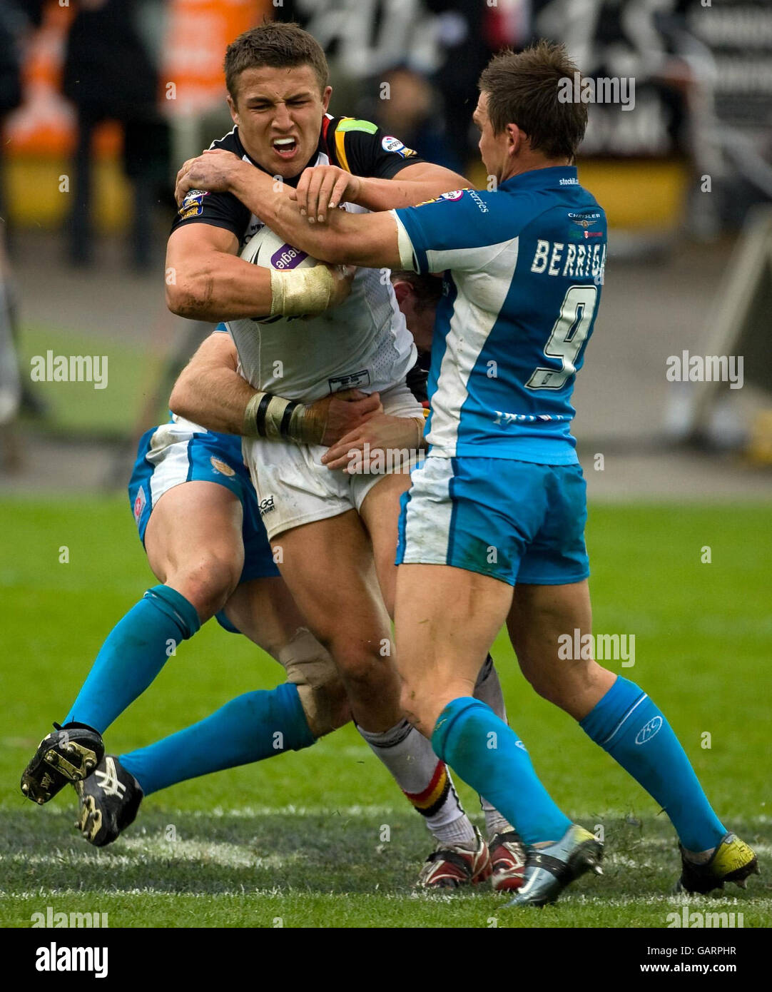 Il Sam Burgess di Bradford viene affrontato da Ewan Dowes e Shaun Berrigan (a destra) del Hull FC durante la partita finale del Challenge Cup Quarter allo stadio Grattan di Bradford. Foto Stock