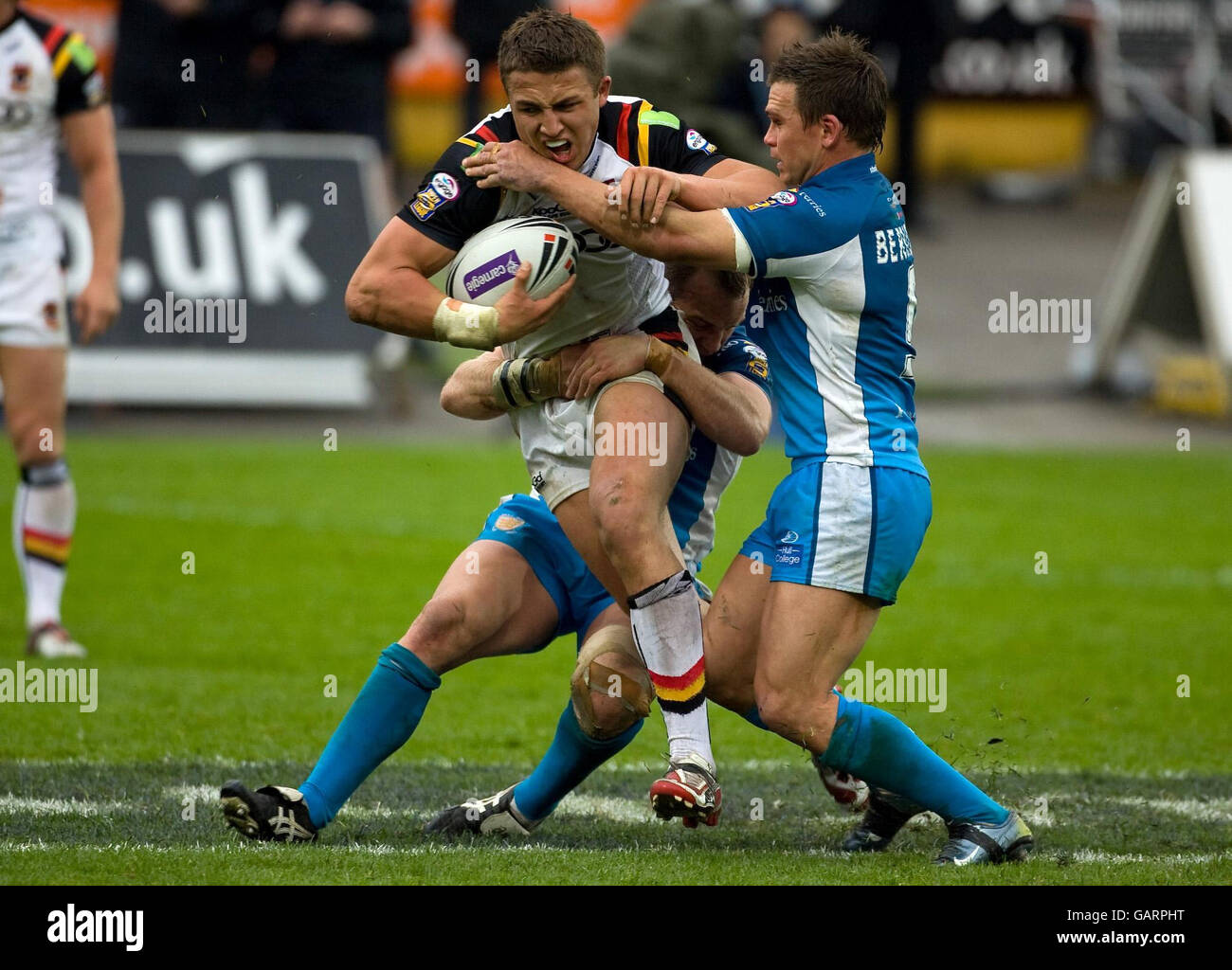 Il Sam Burgess di Bradford viene affrontato da Ewan Dowes e Shaun Berrigan (a destra) del Hull FC durante la partita finale del Challenge Cup Quarter allo stadio Grattan di Bradford. Foto Stock